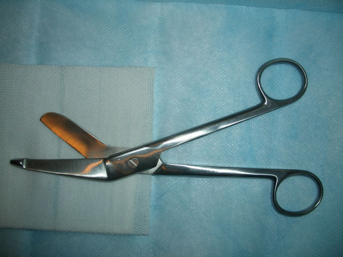Nożyczki opatrunkowe typu Lister mają bardzo szerokie zastosowanie, zwłaszcza na sali zabiegowej (Źródło: commons.wikimedia.org, Autor: Saltanat ebli)