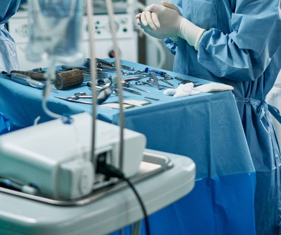 Korozja narzędzi chirurgicznych może być wynikiem ich niskiej jakości, a także nieodpowiedniej konserwacji i uszkodzeń mechanicznych (Źródło: canva.com)