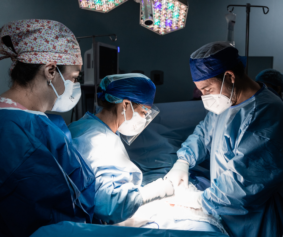 Wyposażenie sali operacyjnej to przede wszystkim instrumentarium medyczne (Źródło: canva.com)