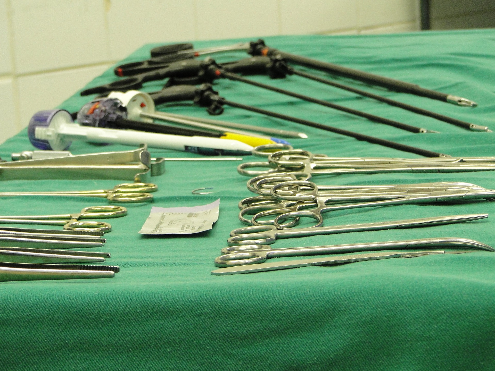 Kleszczyki chirurgiczne obok igłotrzymaczy i nożyczek chirurgicznych są jednymi z najczęściej wykorzystywanych instrumentów w takcie zabiegów z zakresu chirurgii ogólnej i nie tylko (Źródło: Pixabay.com, Autor: Mériele Oliveira Méri)