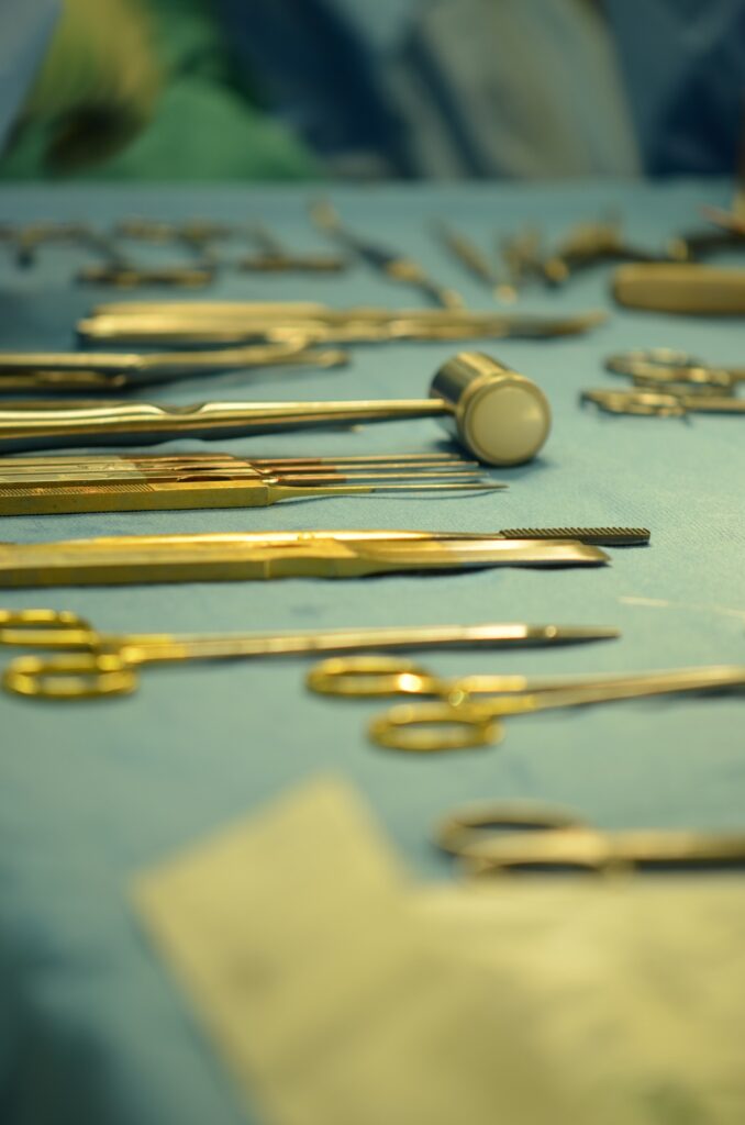 Podstawowy zestaw do szycia chirurgicznego powinien zawierać nożyczki, igłotrzymacz oraz pęsętę. (Źródło: pixabay.com, Autor: marionbrun)