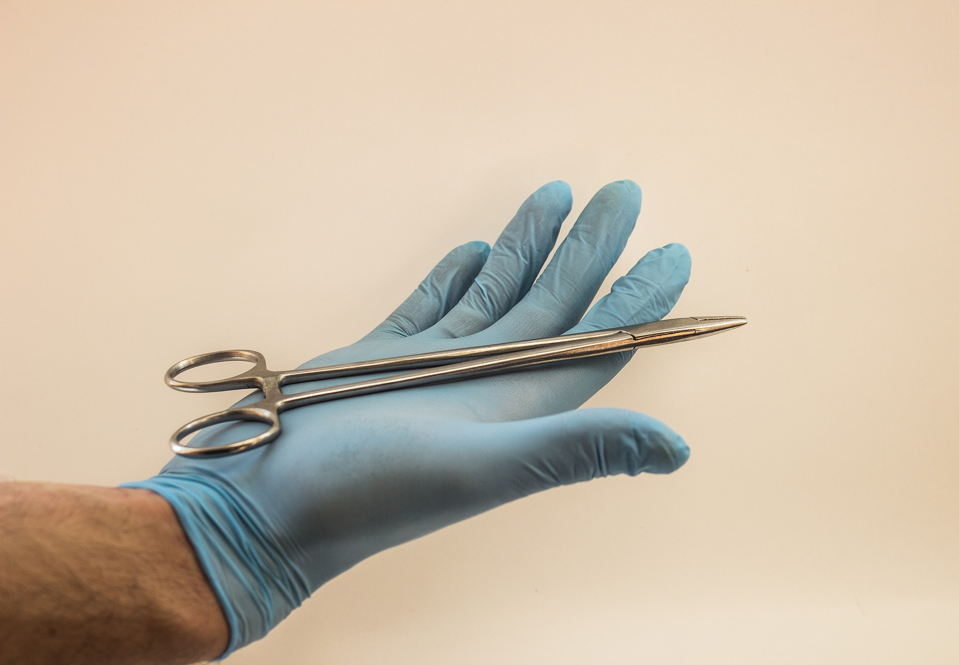 To czy chirurg wybiera narzędzia chirurgiczne wielorazowe czy jednokrotnego użytku często zależy od jego indywidualnych preferencji (Źródło: pixabay.com, Autor: ymkaaaaaa)