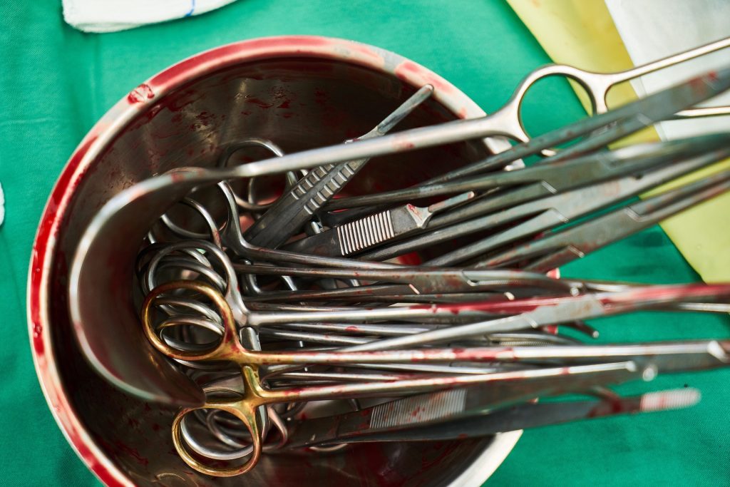Szczególnym rodzajem nożyczek chirurgicznych są nożyczki Nelson Metzenbaum o węższych, lekko zaokrąglonych ostrzach (Źródło: pixabay.com, Autor: Engin Akyurt)