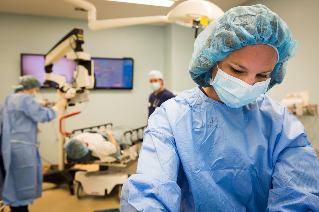 Chirurdzy najczęściej stosują jednorazowe maseczki ochronne z włókniny polipropylenowej. (fot. Pixabay.com)