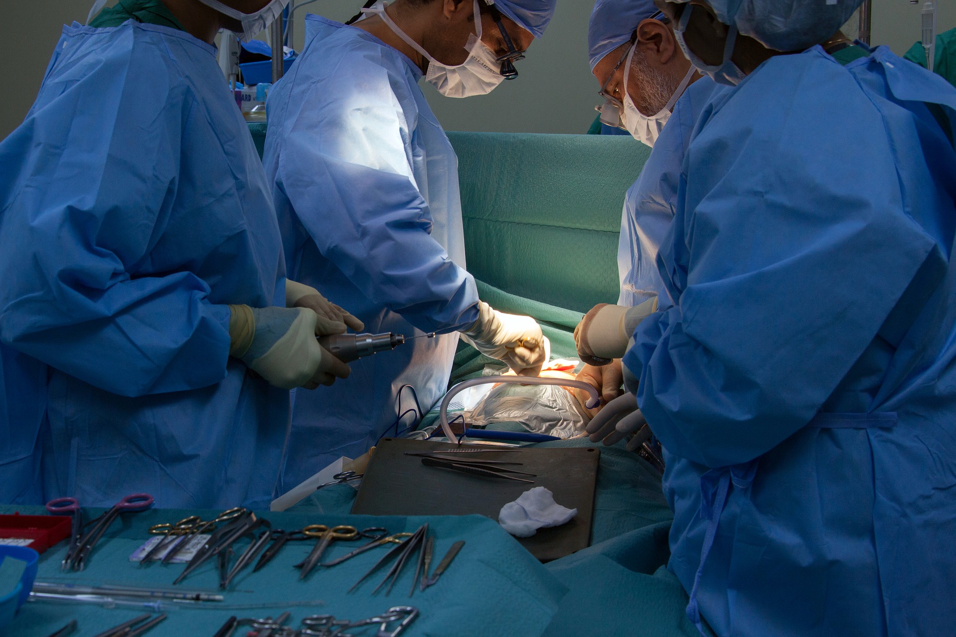 Pęseta chirurgiczna to jedno z tych narzędzi, które przydaje się niemalże podczas każdego zabiegu (pixabay.com, AhmadArdity)