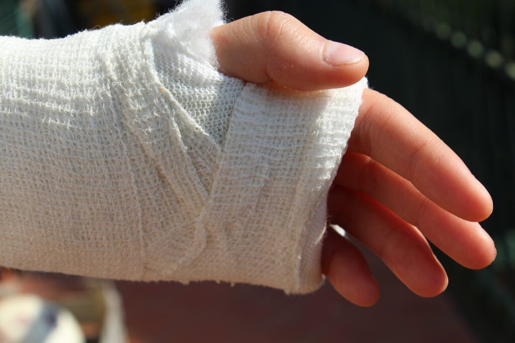 Opatrunki bandażowe najczęściej pełnią rolę opatrunków podtrzymujących (Źródło: pixabay.com, Autor: Stefano Ferrario)