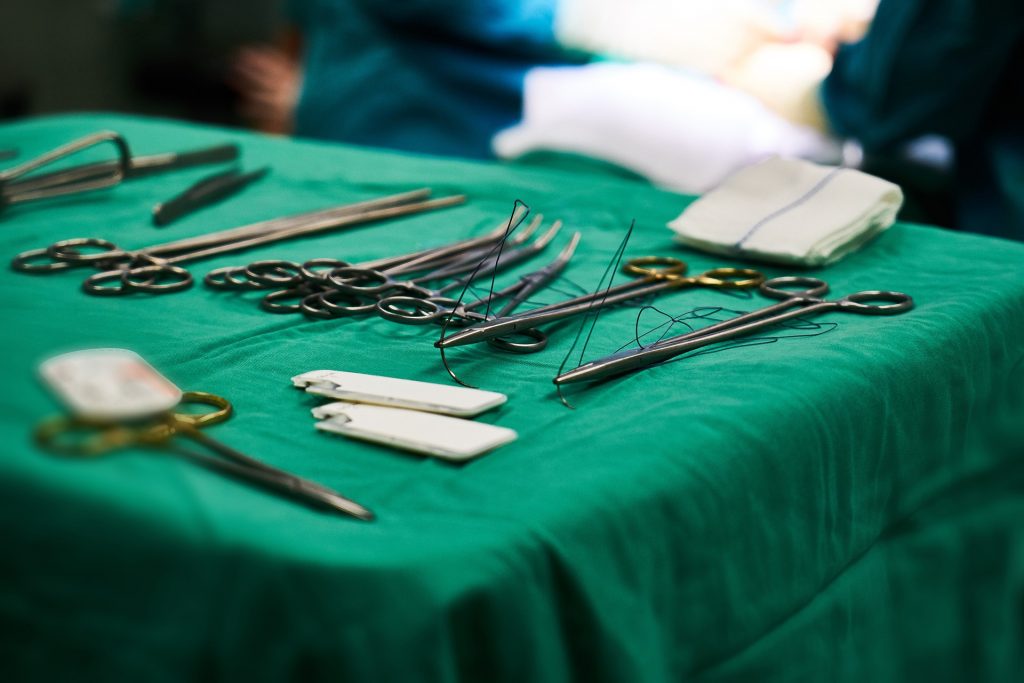 Pośród nożyczek chirurgicznych są takie, które mają obie końcówki ostre, obie końcówki tępe lub jedną końcówkę ostrą i jedną tępą (Źródło: pixabay.com, Autor: Engin Akyurt)