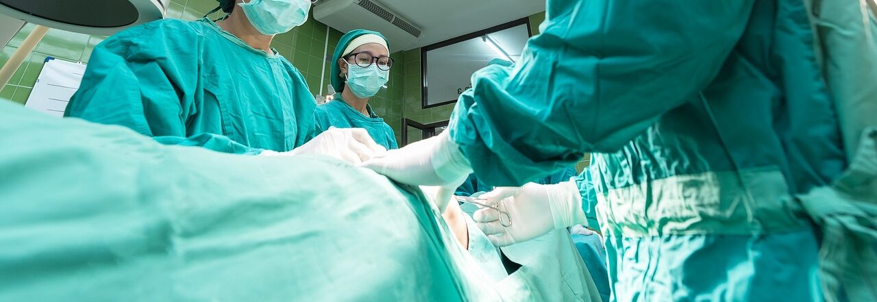 Ubranie ochronne dla pacjenta to niezbędny element na sali operacyjnej (Źródło: pixabay.com, Autor: sasint)